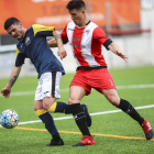 Un jugador local en pressiona un del Borges en una de les jugades del partit disputat ahir al Municipal de Viladecans.