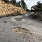 Algunos de los socavones en un tramo del camino de L’Aguda.