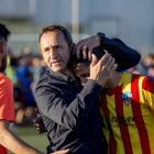 Oliva consuela a Calavera en el campo del Baleares tras confirmarse que el Lleida no haría play off. 