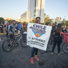 Cientos de chilenos salieron a la calle para celebrar el triunfo.