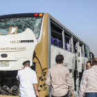 Imatge de l’autobús de turistes atacat a prop de les piràmides.