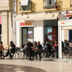 Una terraza abierta ayer en la plaza Sant Joan de Lleida ciudad.
