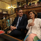 El presidente y vicepresidenta españoles en funciones, Pedro Sánchez y Carmen Calvo, al debate de investidura