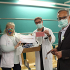 Representants de l'AECC-Catalunya Contra el Càncer de Lleida entreguen mascaretes fetes a mà a l'Hospital Arnau de Vilanova de Lleida