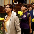 Els diputats d'ERC acudeixen a la investidura amb flors grogues