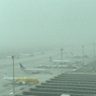 Aeropuerto de Gran Canaria bajo los efectos de la calima.