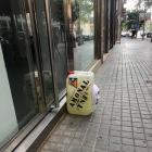 Explosius falsos - Diversos artefactes explosius simulats van aparèixer ahir al matí al davant de les seus de l’ANC, Òmnium, ERC, Podem, la conselleria d’Interior i la CUP, a Barcelona.