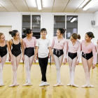 El Justin Costache, un nen lleidatà d'onze anys, aquesta setmana a l'escola Espai Dansa de Lleida, acompanyat de la resta d'alumnes d'una de les classes.