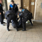 Moment de la detenció d’un ciutadà que no va respectar el confinament ahir a la plaça Paeria.