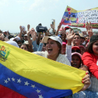 Desenes de persones gaudeixen del concert ‘Venezuela Aid Live’, al pont fronterer de Tienditas.