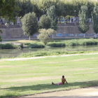 Un joven en la sombra en una imagen de archivo en la canalización del río en Lleida.