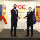 El president del Govern espanyol, Pedro Sánchez, i el vicepresident segon i ministre de Drets Socials i Agenda 2030, Pablo Iglesias, durant un acte de presentació a la Moncloa de les claus de l'avantprojecte de llei dels Pressupostos Generals de l'Estat (PGE) per al 2021.