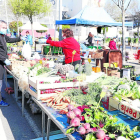 El pasado sábado los vendedores de frutas y verduras sí pudieron instalar sus paradas en el mercadillo.