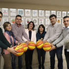 El delegado de la Territorial, Javi Calles, hizo entrega ayer a Estrada Fernandez de los balones. 