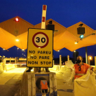 Operaris d’Abertis van destapar a última hora els nous cartells de senyalització de l’AP-2 com a autopista lliure de peatges. Les barreres es van aixecar a partir de les 20.00 h.