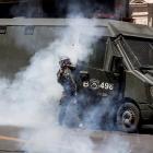 Un carabinero chileno dispara durante las protestas.