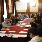 Una imatge de la reunió del subdelegat del Govern espanyol a Lleida, José Crespín, amb els representants dels ajuntaments.