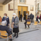 La inmunización sigue en Lleida  -  Tàrrega (en la imagen) y Balaguer acogieron ayer otra jornada de vacunación para personas mayores de 80 años. En Tàrrega el punto de vacunación fue la biblioteca Germanes Güell y en Balaguer, el Teatre Mun ...