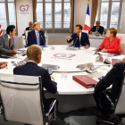 Los líderes del G7, durante la reunión que mantuvieron ayer en la cumbre de Biarritz.
