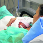Un nadó amb la seua mare a l'hospital Arnau de Vilanova de Lleida.