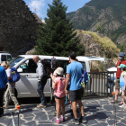 Turistes contractant el servei de taxis per visitar el Parc Nacional d’Aigüestortes, la joia natural del Pirineu.