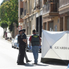 La Guardia Civil, ayer en la zona en la que se produjo el asesinato machista en Barbastro.