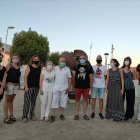 El artista Josep Vall Borda, en el centro con camisa blanca, con autoridades y familiares.