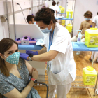 Una joven de 27 años recibe la vacuna de Pfizer ayer en el pabellón Onze de Setembre.