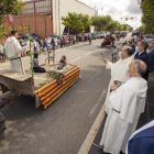 Los jóvenes diseñan cada año en una carroza la estampa de un exvoto del museo del santuario. Los peregrinos dan tres vueltas al altar de las reliquias del santo.