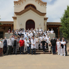 Companys del doctor Francesc Abella el van sorprendre ahir amb una festa de comiat celebrada als jardins de l’hospital Santa Maria de Lleida.