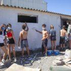 Jóvenes de Anglesola habilitando un espacio para acoger temporalmente a animales abandonados. 