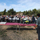 Un momento de la presentación del nuevo aceite de La Granadella en un entorno rodeado de olivos.