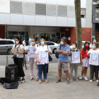 Protesta ayer en la Atención Primaria en los ambulatorios de Rambla Ferran, a la izquierda, y de Tàrrega, a la derecha.