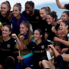 Las jugadoras azulgranas posan eufóricas tras conseguir el pase a la ronda de semifinales de la Liga de Campeones.