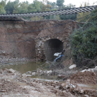 Imagen de archivo del tramo de la vía del tren de la costa que quedó colgando en Vinaixa tras las inundaciones del 22 de octubre. 
