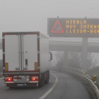 Imagen de archivo de un cartel en la AP-2 que advierte de niebla intensa entre Lleida y Les Borges.