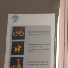 Cartel  -  La semana pasada el CAP de Balàfia colgó este cartel que prohibe la entrada de bicis, patinetes y perros.