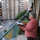 Gemma Naranjo y Montserrat Virgili, cantando ‘El Virolai’ desde sus balcones en Martin Ruano.