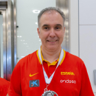 Joaquín Prado, amb la medalla a l’arribada ahir a l’aeroport.