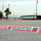 La plaça de Mar acordonada després que es trobés un artefacte explosiu a la platja de San Sebastià de Barcelona a principis de setmana.