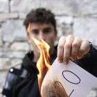 Marc Márquez, cremant un paper amb “2020” escrit.