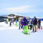 Imagen de algunos de los esquiadores que estrenaron ayer la temporada de invierno en Baqueira. 