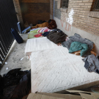 Colchones y ropa en una zona de la calle Palau donde suelen dormir varias personas.