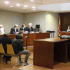 El matrimoni i el tercer acusat, ahir a l’Audiència de Lleida.