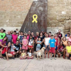 Foto de familia de los vecinos de Alguaire que participaron el viernes en la caminata y la cena popular a la luz de la Luna.  