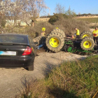 Vista del tractor volcado ayer tras la colisión con un vehículo en un camino junto a la C-45 en Maials. 