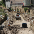 Les obres que s’executen a Vinaixa per reposar conduccions danyades per la riuada del mes d’octubre passat.