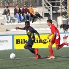 Ousmane Doumbia, de l’Atlètic Segre, perseguit per un rival de la selecció de les Balears.