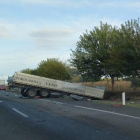 Una vista del accidente con tres camiones trailer implicados.