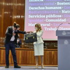 Iglesias escenificó su relevo entregando la cartera de su vicepresidencia a Yolanda Díaz.